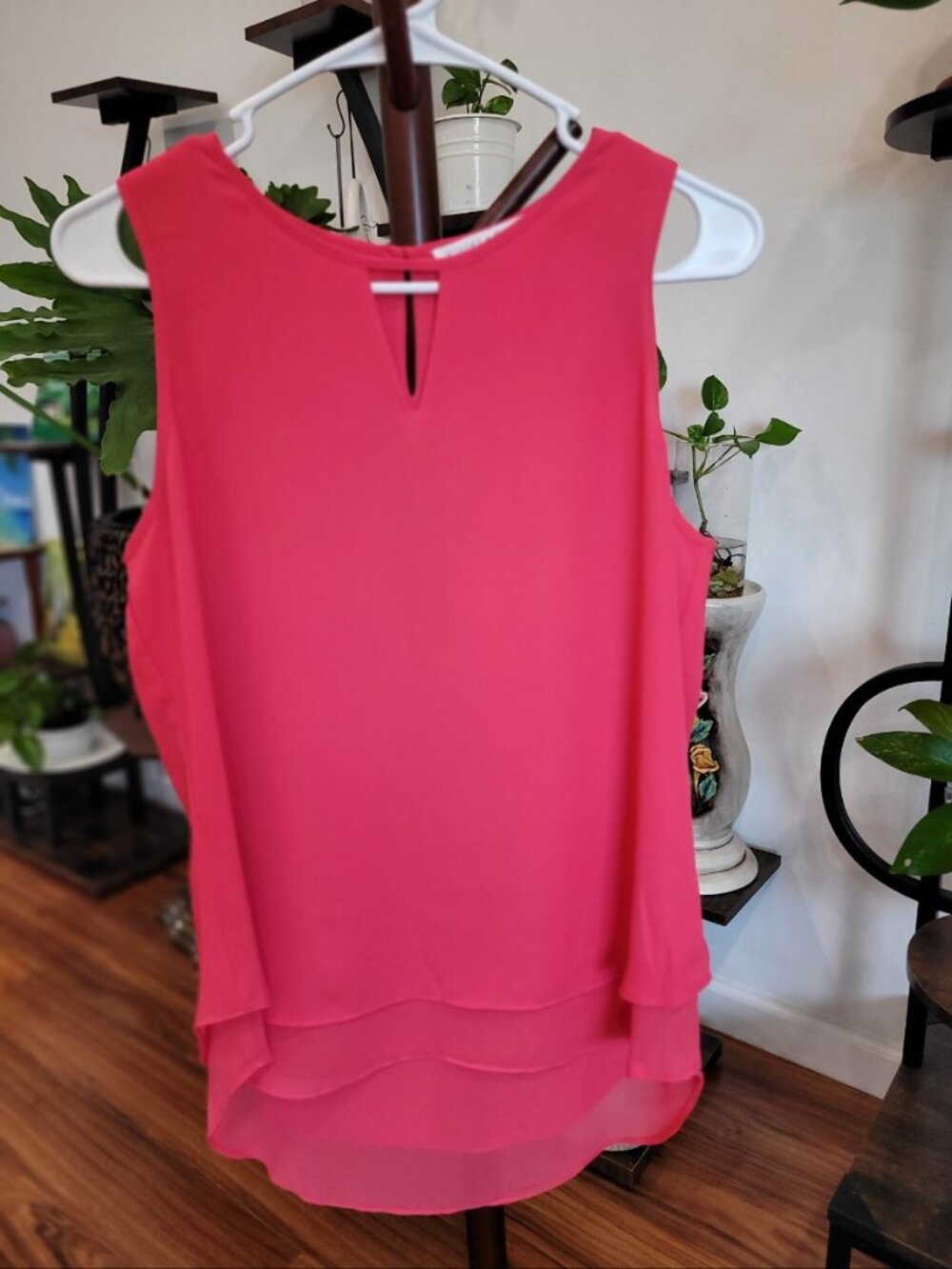Violet Claire Coral Pink Keyhole Tiered Chiffon Sleeveless Blouse Top, Size M